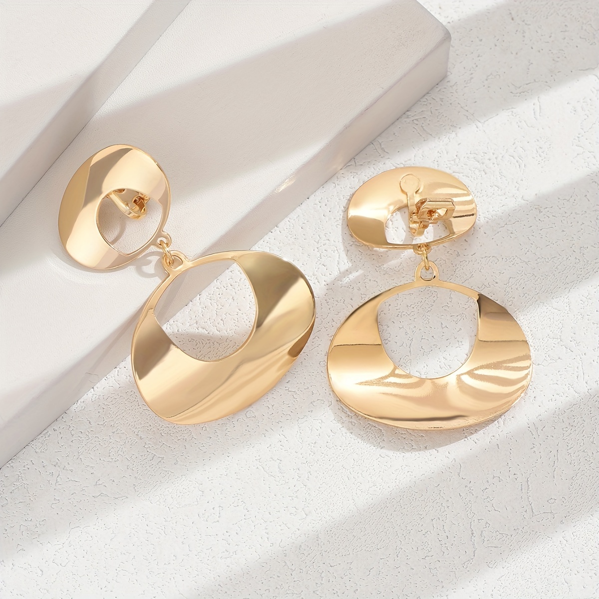 Image of Easy And Elegant Versatile Hollow Flat Round Ear Clips, Perfect For Daily Wear, Parties, Festive Gifts, Banquets, And Vacations For Women
