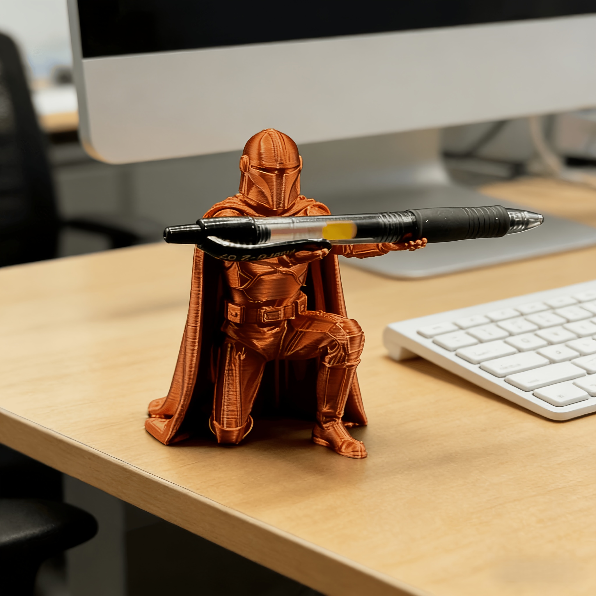E-shop [Autorisiert] STAR WARS Mandalorian & Stiftehalter – Roségoldener Kunststoff-Schreibtischhalter mit ikonischem Design, einsetzbar, geeignet für