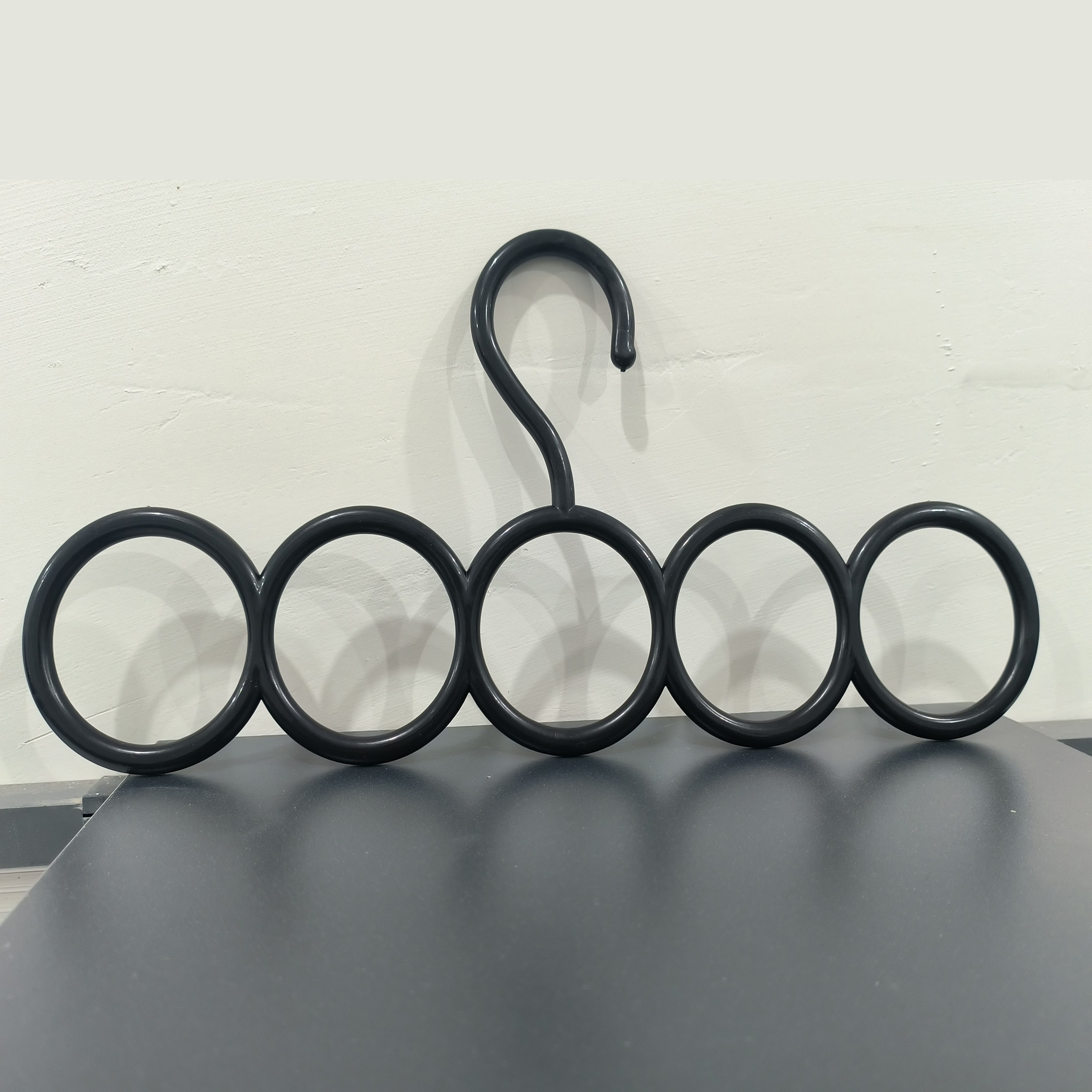 1pc Fashionable Black Five-ring Scarf, Tie & Belt Hanger, Plastic Organizer For Closet & Storage