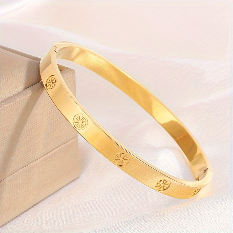 Women's Simple Casual Stainless Steel Rice Character Embossed Bracelet