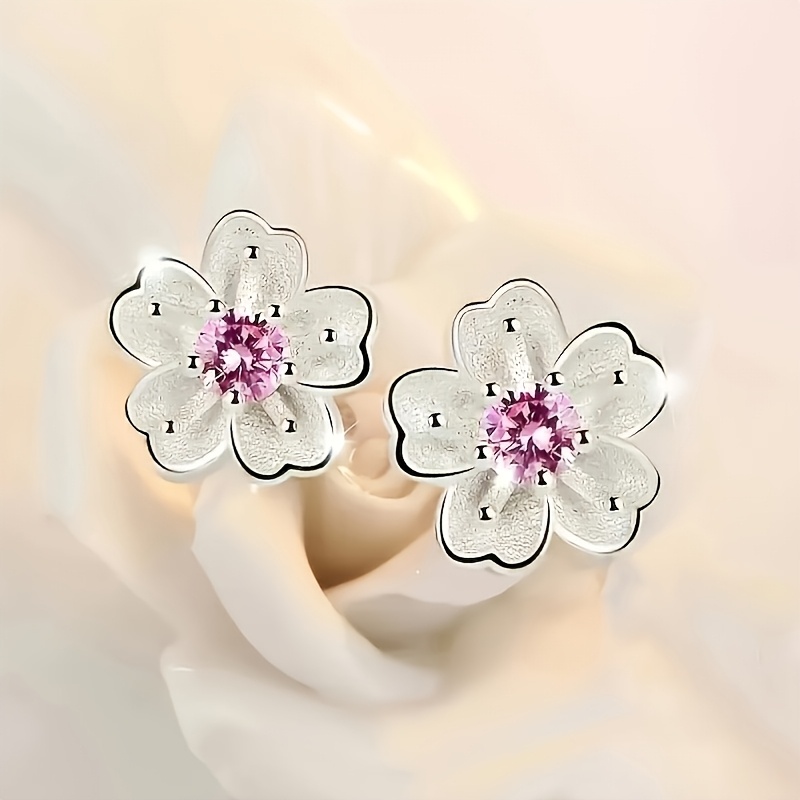 E-shop Diese 2er-Pack Kirschblüten-Ohrringe zeichnen sich durch ein exquisites und elegantes Blumendesign aus, für Frauen. Verziert mit synthetischen