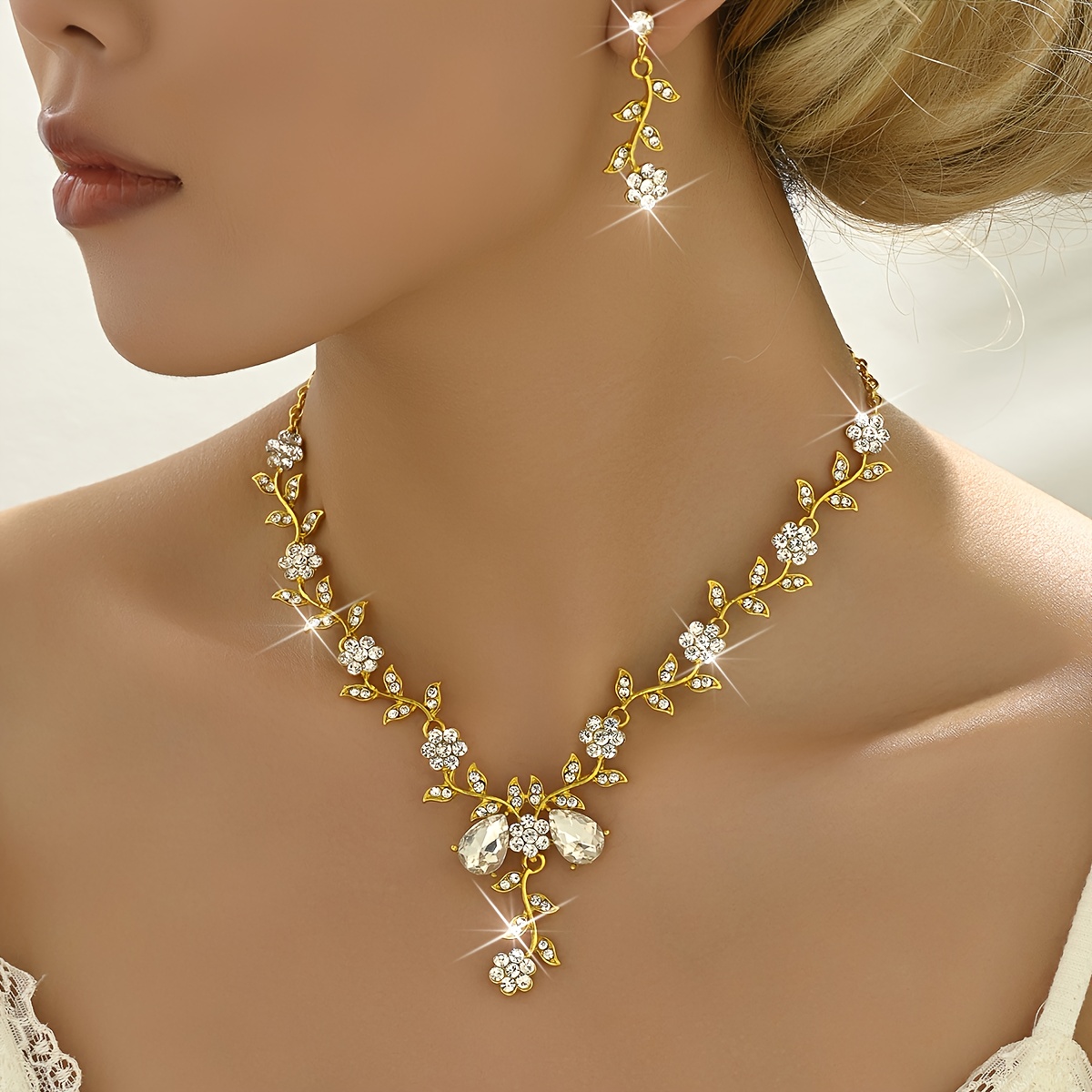 Image of An Elegant And Luxurious Jewelry Set For Women Featuring A Design, Perfect For Wearing At Balls And Parties, Suitable For