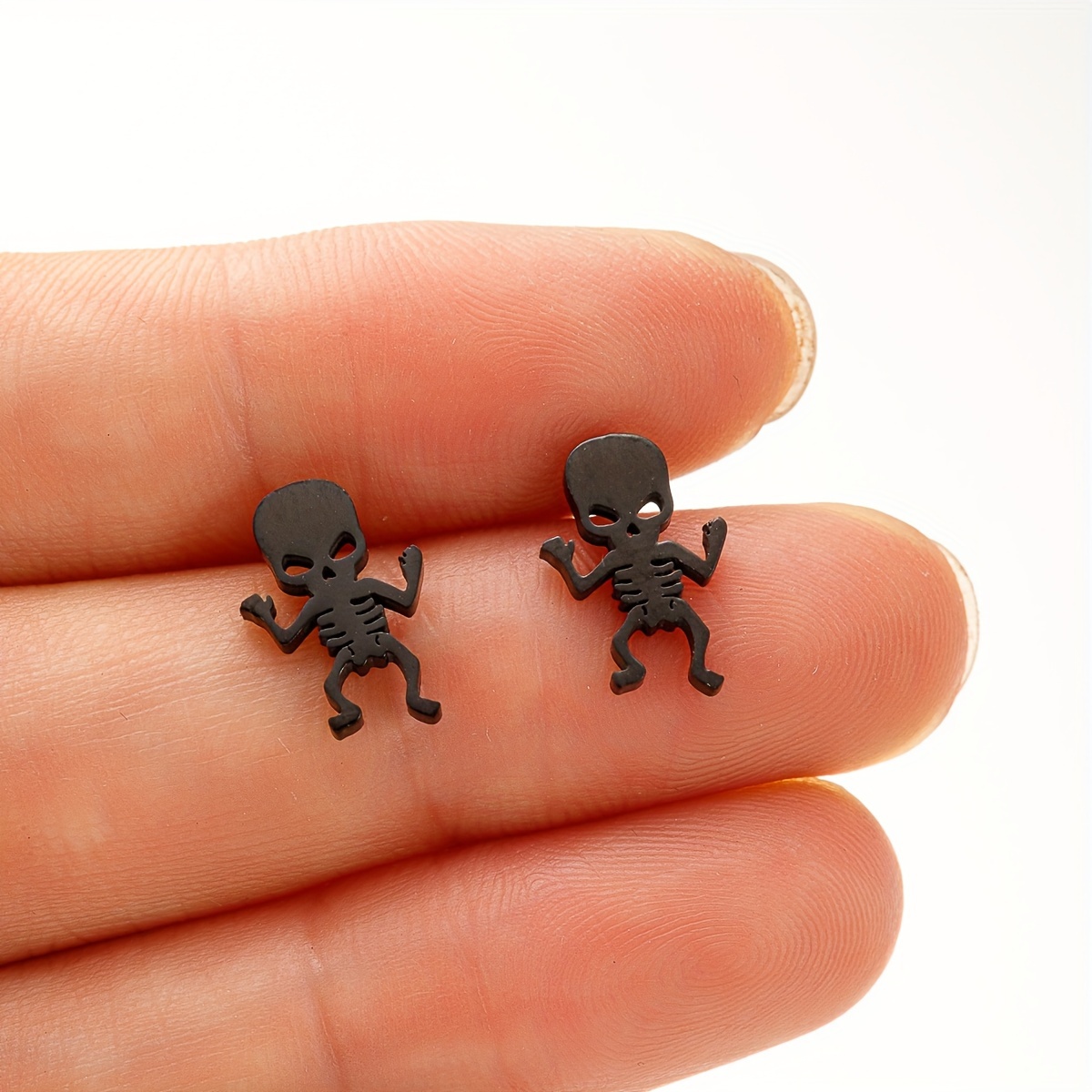 Image of 1 Pair Of Men's Earrings In Stainless Steel Gothic Skull Style, Women's Fashionable And Versatile Punk Earrings, Party Accessories, Travel, Holiday Gifts Suitable For Daily Wear, Halloween, Christmas