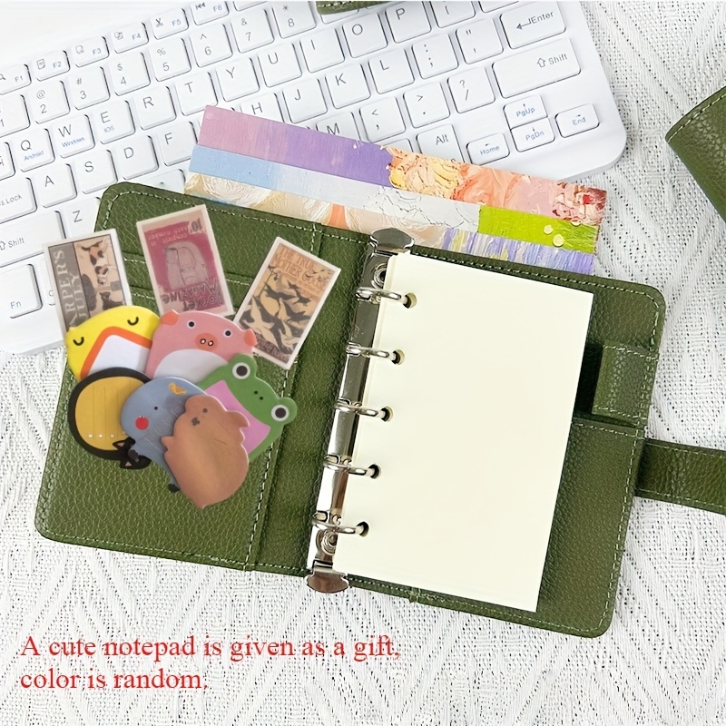 E-shop Ein kompaktes, olivgrünes tragbares Taschennotizbuch mit minimalistischem Design, im Taschenformat, inklusive 60 leeren Seiten einem niedlichen