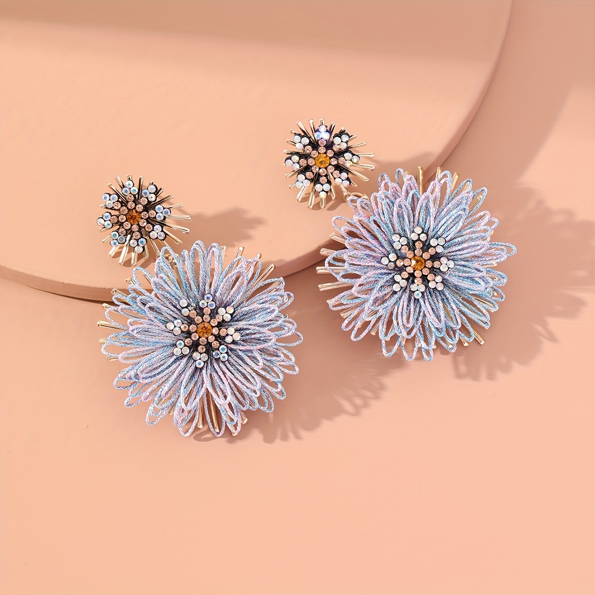 

1 paire de boucles d'oreilles pendantes au design délicat de fleurs pavées de zircones brillantes. que vous préférez pour vos tenues quotidiennes ou vos accessoires de fête.