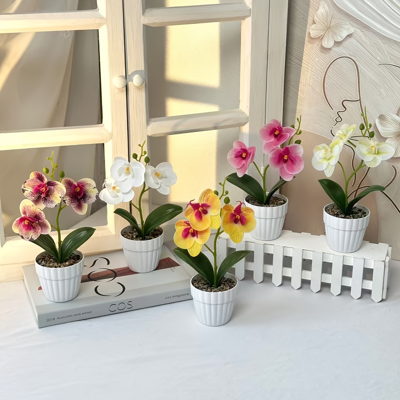 objektbild en elegant och   konstgjord phalaenopsis-  i   med realistisk touch, färgäkta och   att  . lämplig för heminredning, skrivbordsdekoration, sovrum, vardagsrum, arbetsrum, kök och badrumsdekoration