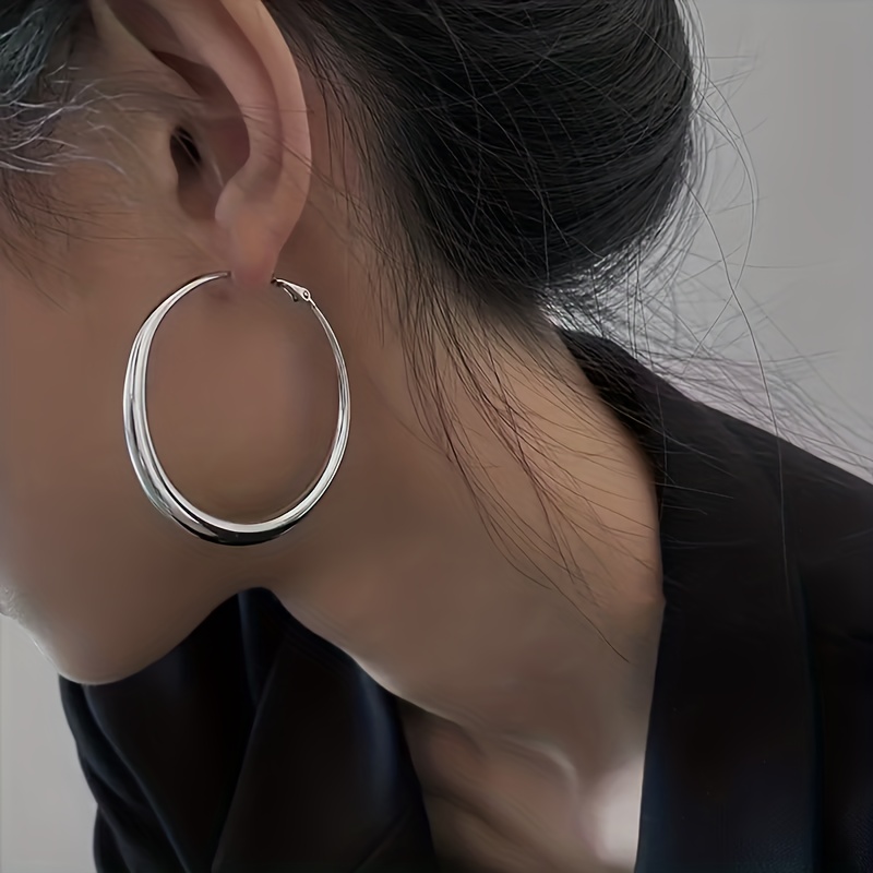 TEMU Lot de 2 grandes créoles élégantes pour femme, nouveau design de luxe léger, clous d'oreilles haut de gamme et polyvalents, cadeau, vacances,