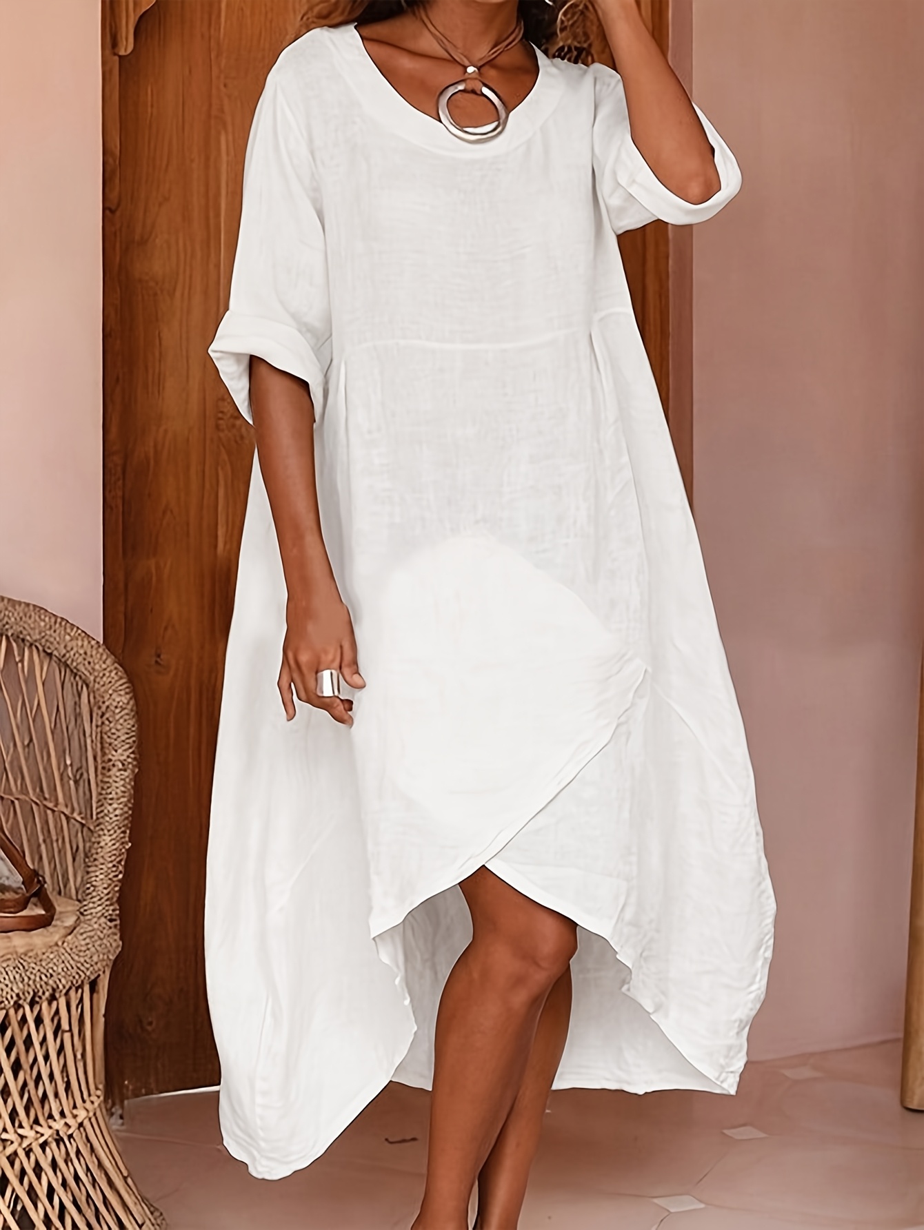 robe   à col rond, manches mi-longues et   de bouton en couleur  