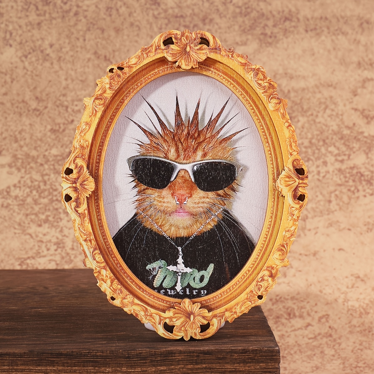 E-shop Ein Kühlschrankmagnet mit einem trendigen Katzen-Design, in einer Vintage-Form, ähnlich einem Mini-Fotorahmen, dient als lustige Wohnaccessoire
