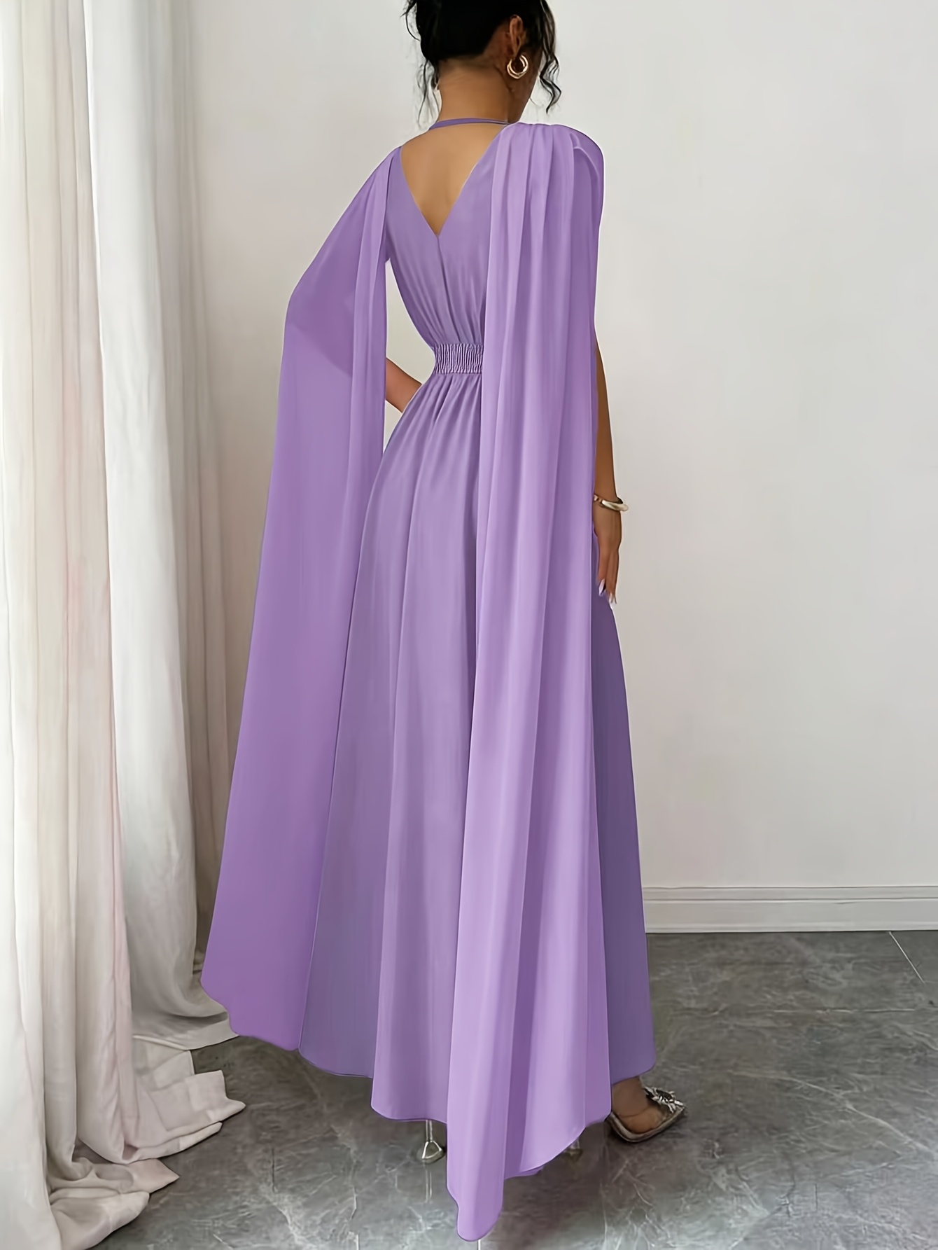 Robe élégante et généreuse avec ceinture plissée et boutons sur le dos, idéale pour les mariages, les fêtes et les occasions décontractées