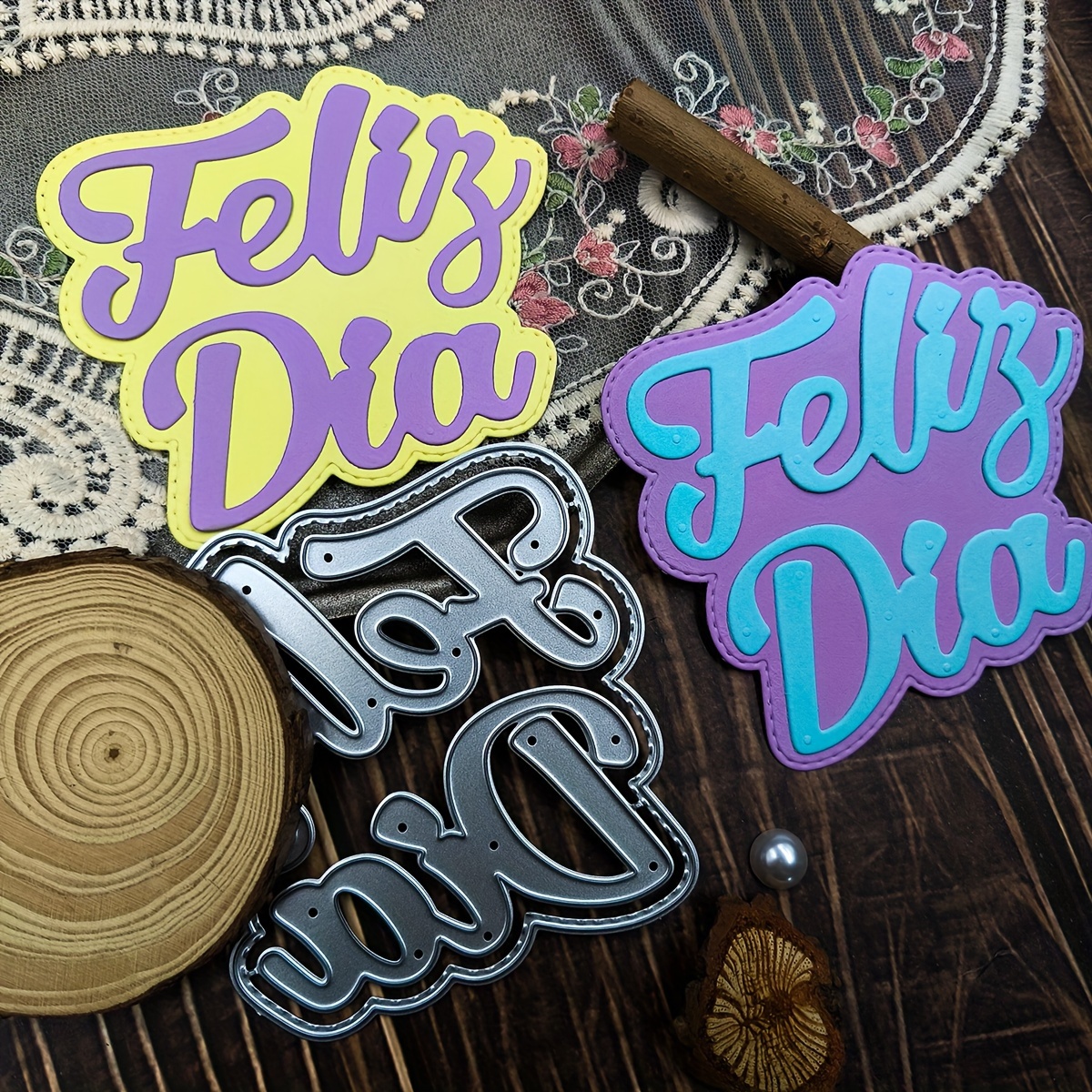 

A Phrase In Spanish To Wish You A Happy Holiday, And A Cutting And Embossing Knife Mold For Golden Materials.