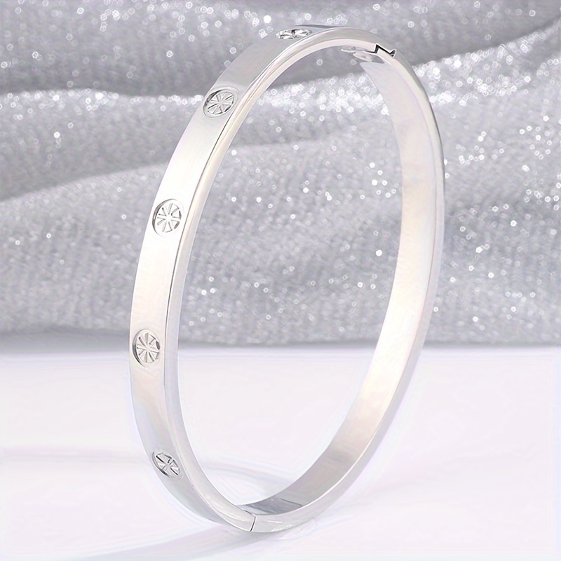 Women's Simple Casual Stainless Steel Rice Character Embossed Bracelet