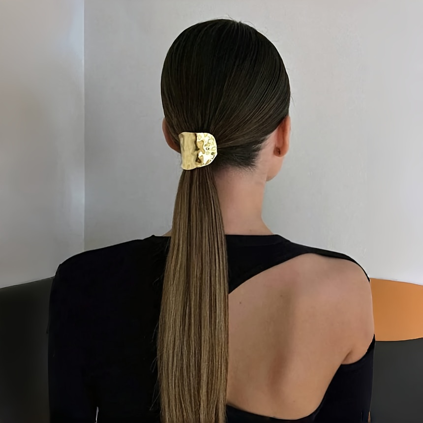 

A Stylish And High-end Tie With A Textured Surface For Women To Tie Their Hair In A Fashionable Ponytail.