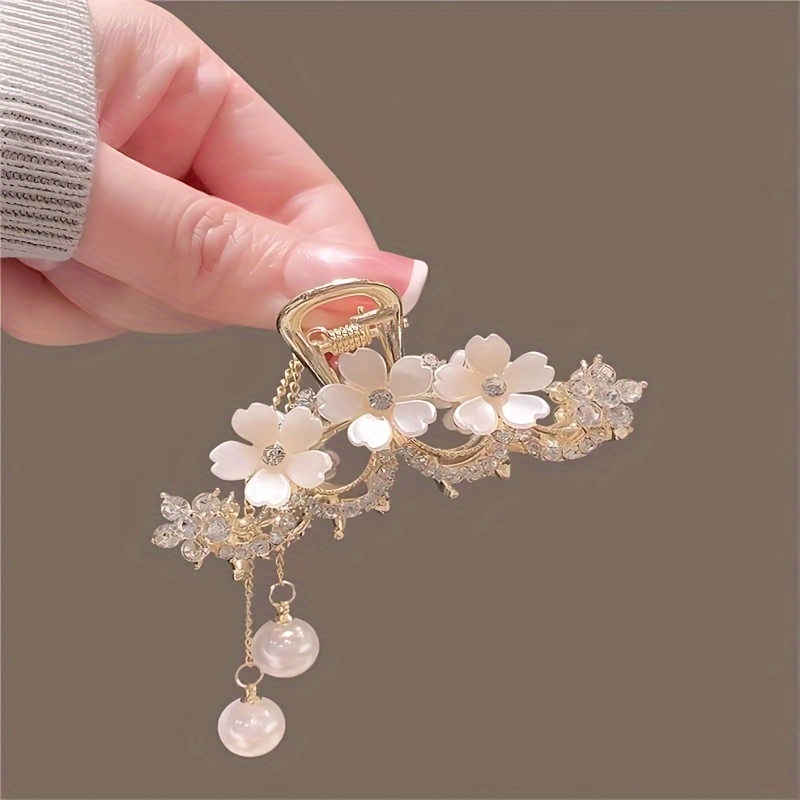 Image of Simple And Elegant Camellia Hair Clip With Tassels, Made Of Metal, A Practical Everyday Hair Accessory For Adults