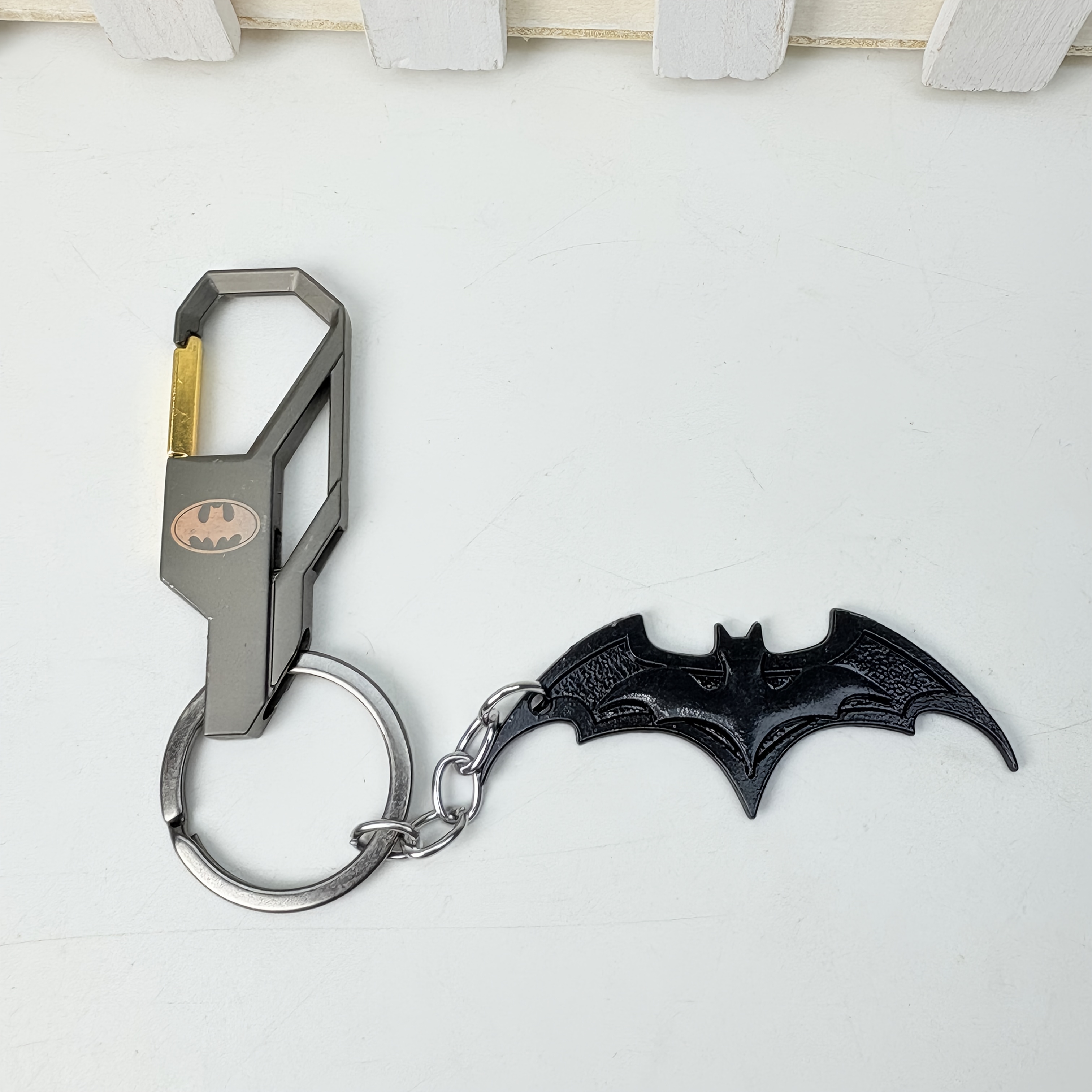 TEMU Men's Key Chain, Warner . Superhero Batman Chain, Alloy Material Emblem, Retro Western Pop Batman Movie Series Pendant, Batman Keychain, Perfect
