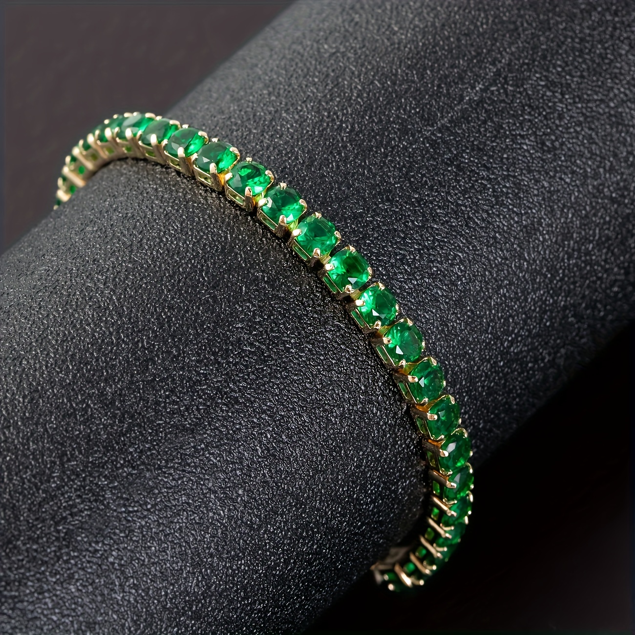 bracciale   in oro   18  zirconia     verde – design elegante a taglio  ,     con pietra di   di  ,   per compleanni, anniversari e    , accessorio   casual | bracciale minimalista | bracciale  