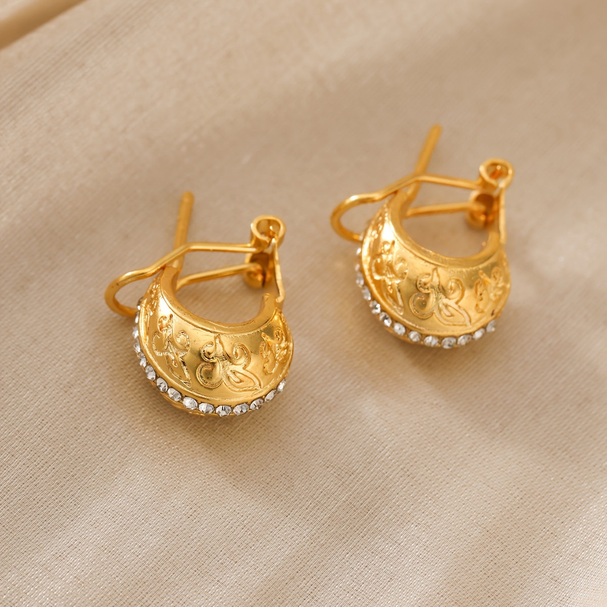 Vintage Egg-Shaped Synthetic Zirconia Ear Cuffs