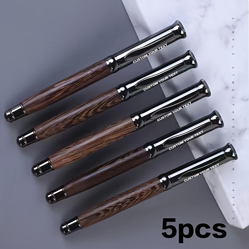 E-shop Set mit 5 personalisierten Rollerball-Kugelschreibern aus Holz, ideal für geschmeidiges Schreiben. Eine stilvolle Wahl für Führungskräfte, zum