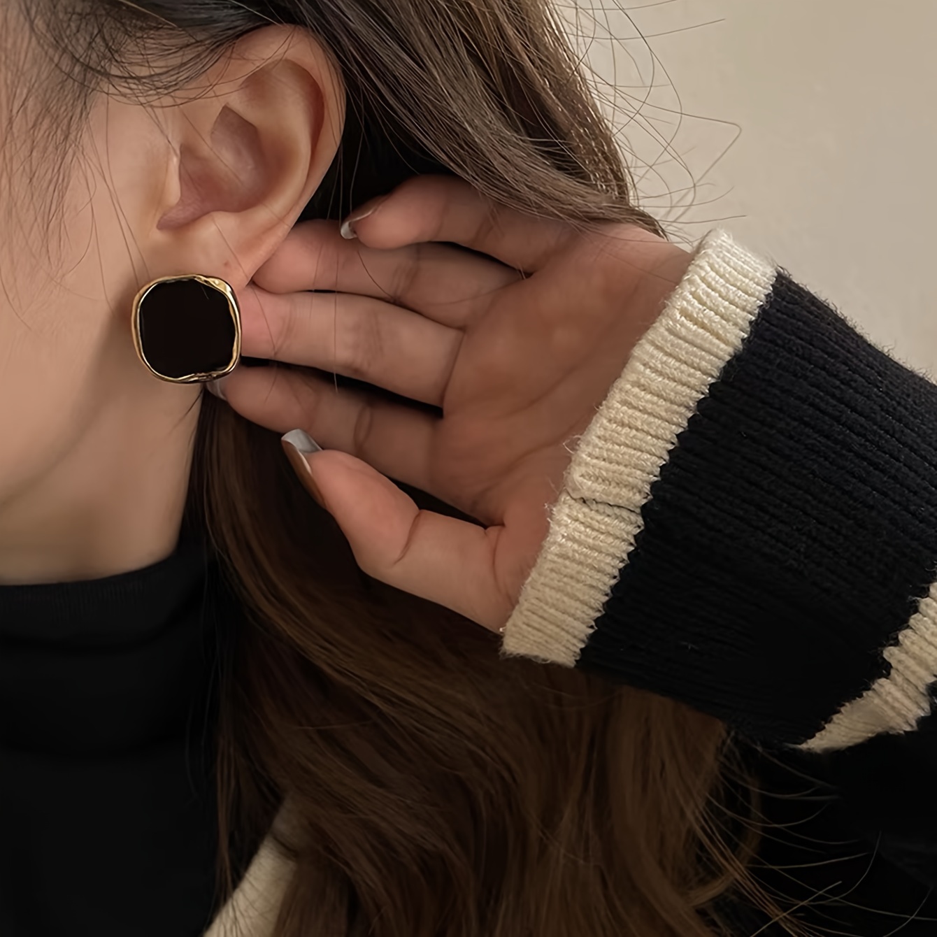 A Pair Of Elegant And Sophisticated Black Square Design Earrings For Women, Perfect For Casual And Fashionable Daily Wear