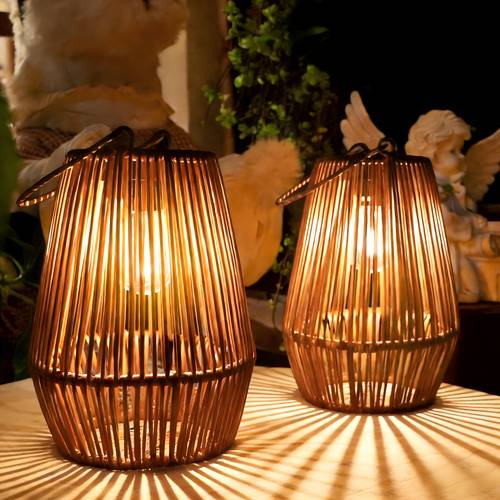 Artikelbild set mit 2 solar-laternen aus handgefertigtem bambus-rattan, zum aufhängen im freien. sie verfügen über bohemian-design und sind ideal zur dekoration von terrassen, gärten, veranden und balkonen, für halloween, weihnachten.