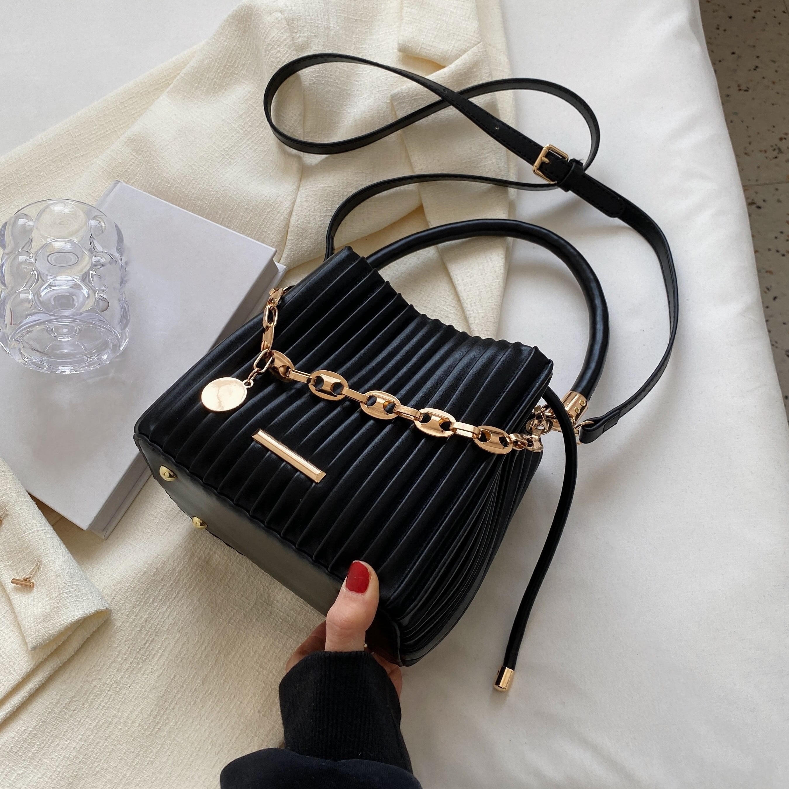 

Elegant Pleated Pu Leather Shoulder Bag, Trendy Crossbody Bucket Purse, Casual Summer Chain Handle Handbag For Parties