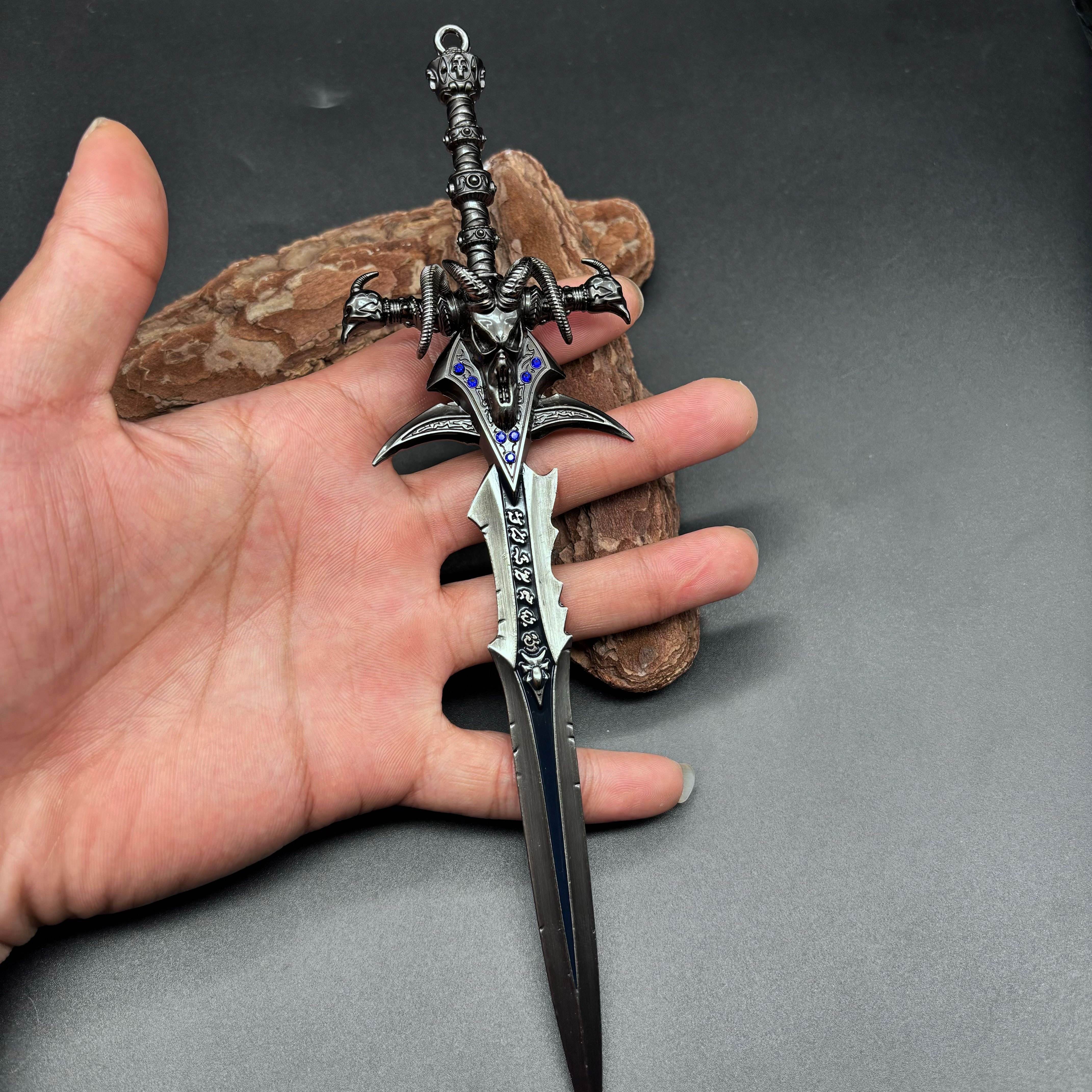 TEMU 1 pieza de adorno de llavero de metal con incrustaciones de pedrería y temática de Lich, un regalo , llavero de sin afilar, para jugadores de 14