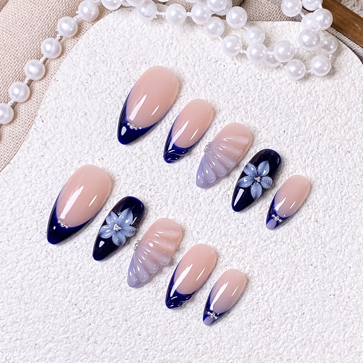 E-shop 10 Stück handgemachte Mandel-Press-on-Nägel Set Marineblau Basis Marineblau Französisch Erhöhte Wellenlinien Transparent Weiß 3D-Freie Blumen