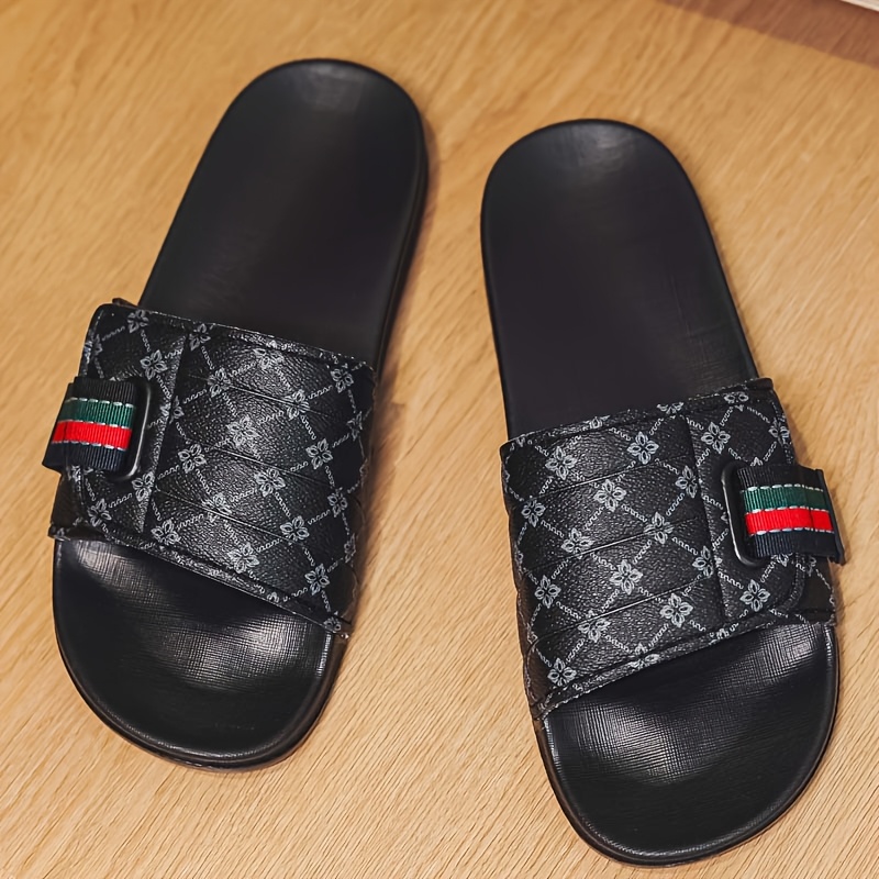 Sandales de Luxe à Enfiler Homme Sandales Unisexes de Luxe à Enfiler - Semelle Épaissie en EVA et Tissu PU Doux à Rayures, Chaussures Universelles Intérieures et Extérieures pour Toutes les Saisons, Chaussures de Fête Décontractées et Confortables (Noir/Blanc) - Style Neutre, Chaussures pour Femmes