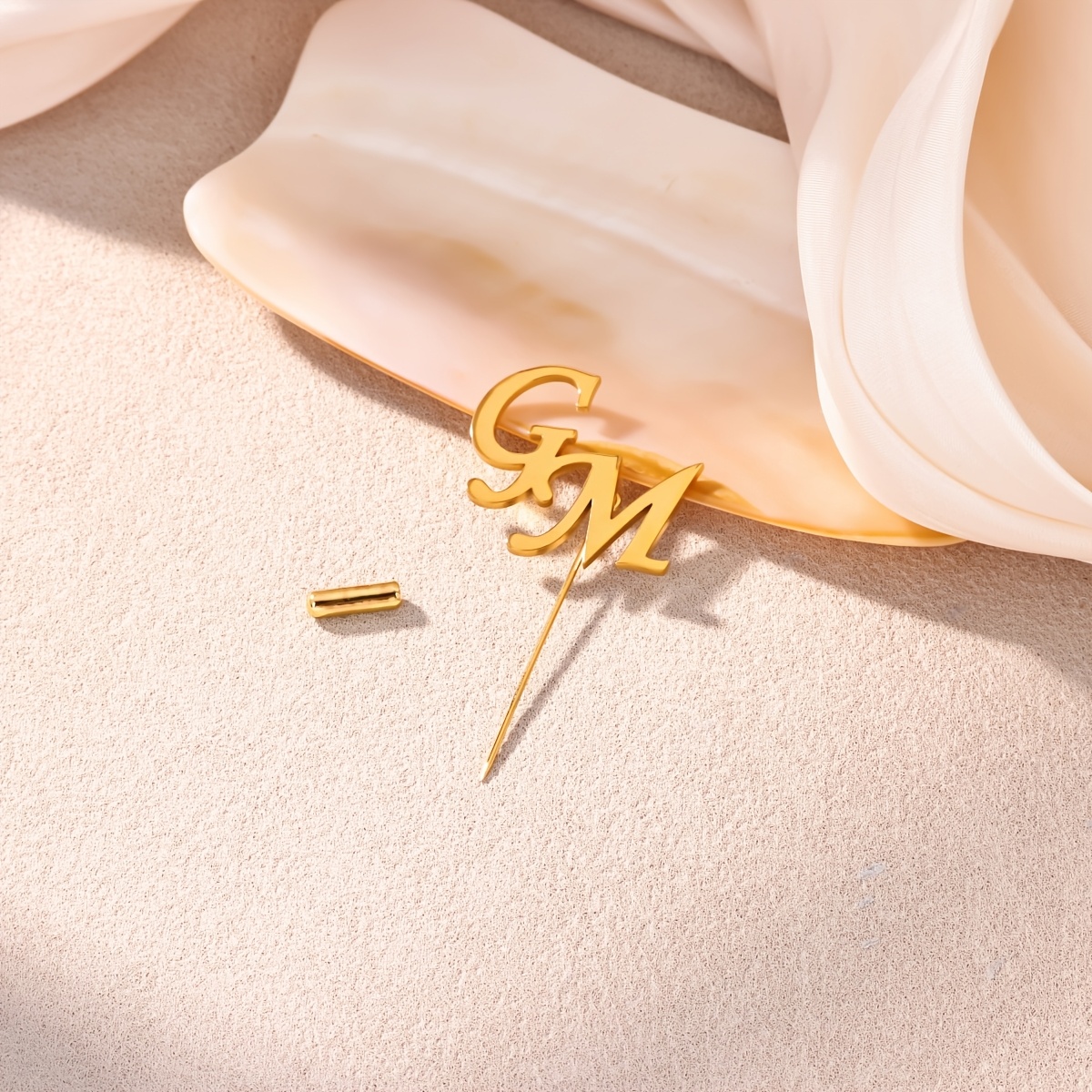 TEMU 1pc Elegant Upper And Lower Letter Name Brooch, Stainless Steel, Unique Personalized Pin, Ideal For Group Customization And Souvenirs, Daily