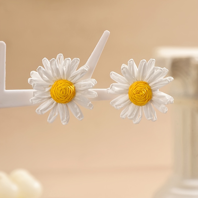 E-shop Böhmische, niedliche, gewebte Raffia-Gänseblümchen-Ohrringe für Damen