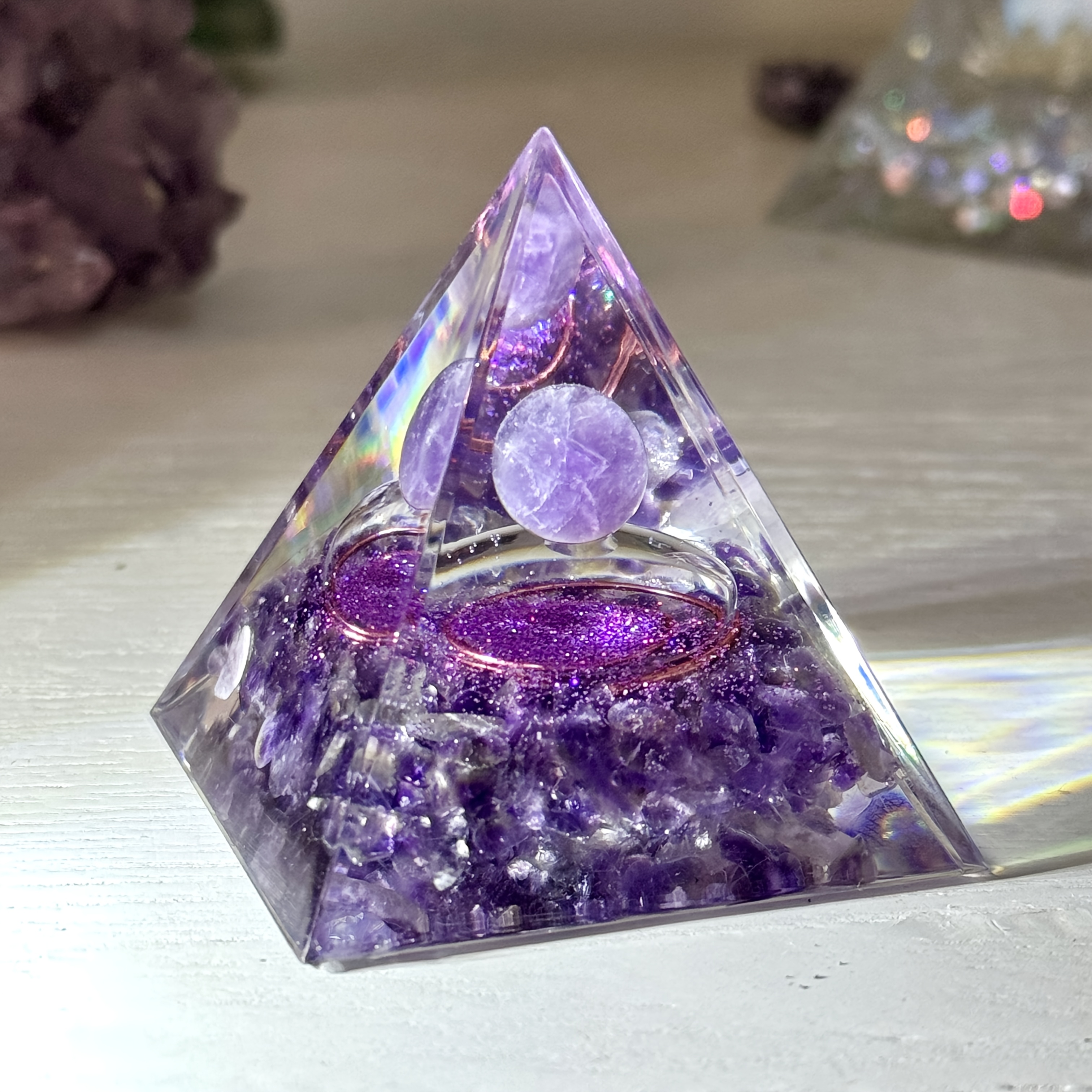 E-shop 1 Stück Orgonit-Pyramide aus Amethyst, mit Kupferdraht , Deko für Zuhause, Schreibtischschmuck, Geschenkidee für Feiertage