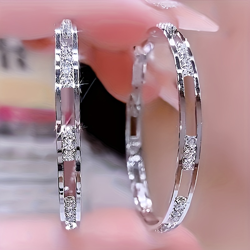 A Set Of Elegant S925 Silver Earrings Featuring A With Sparkling Zirconia, Perfect As A Fashionable Gift For Women