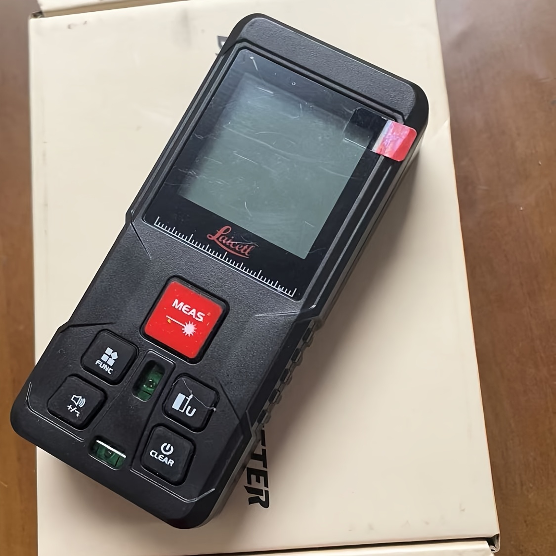 Medidor láser de distancia con doble burbuja Laicetl - Alcance de 50m/160 pies, láser de 0.4-1mW, alta precisión ±0.3mm/s, diseño portátil compacto con pantalla LCD retroiluminada y cambio de unidades, ideal para fotografía, topografía, construcción, equipo de medición, dispositivo ergonómico de mano, cuerpo de plástico resistente - Imagen 3