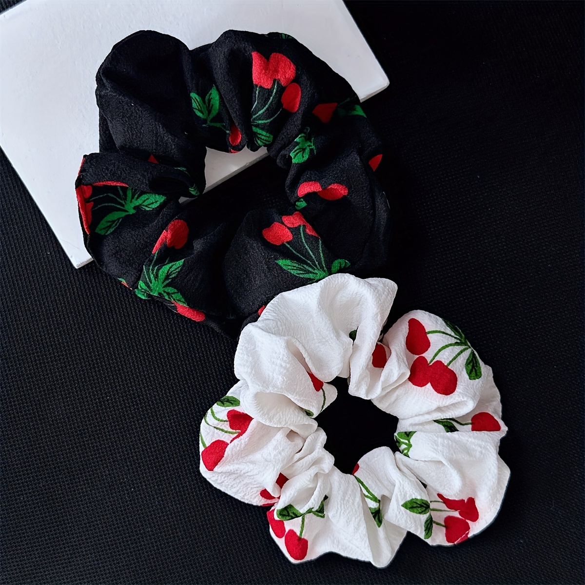 

2-piece Set Elegant Cherry Print Fabric Scrunchies - Sweet & Stylish Hair Ties For Women And Girls, Perfect For Ponytails & Updos
