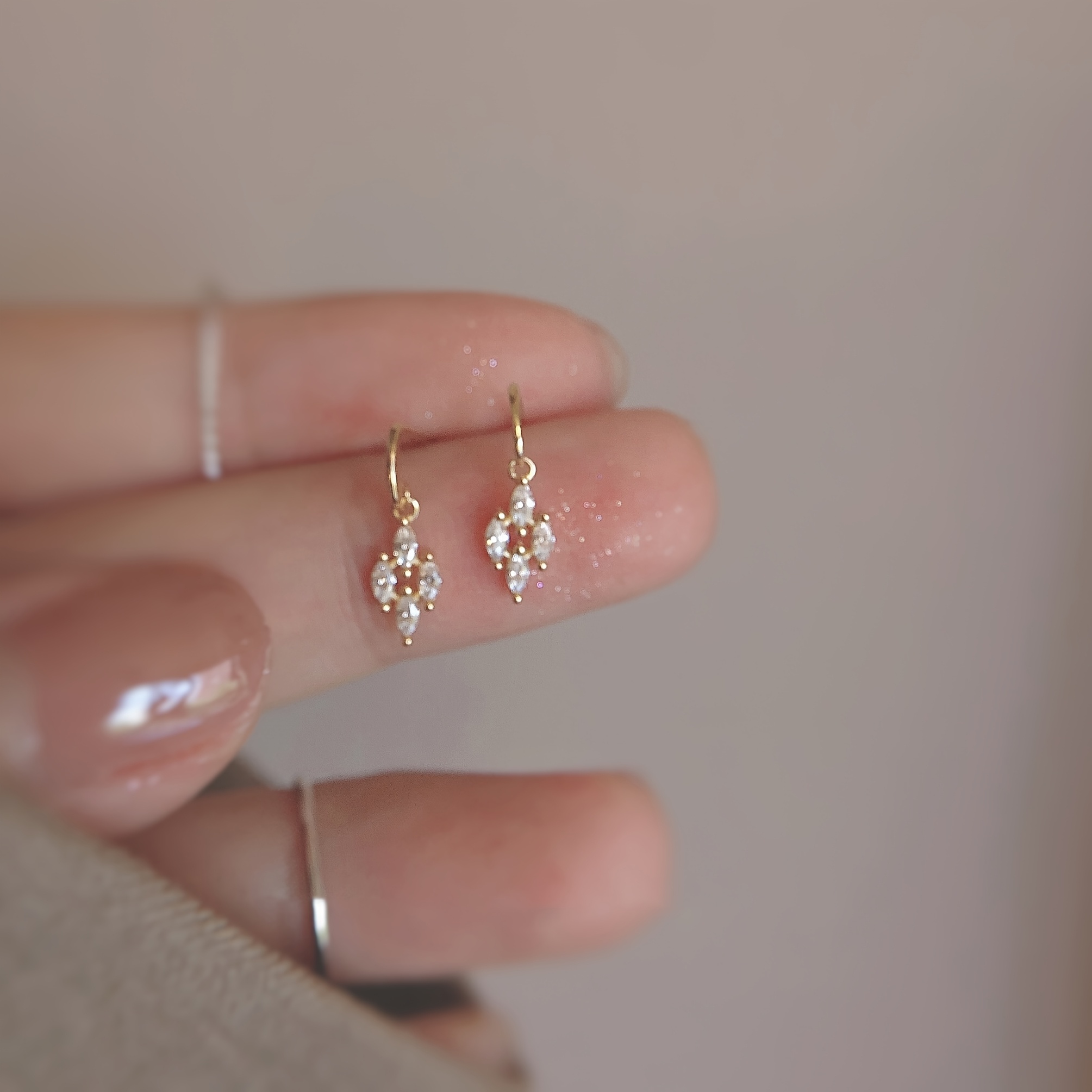 TEMU A Pair Of 4 Water Drop-shaped Earrings With A Light And Luxurious Design, Suitable For Daily Wear, Commuting, And Dates. Are Elegant And