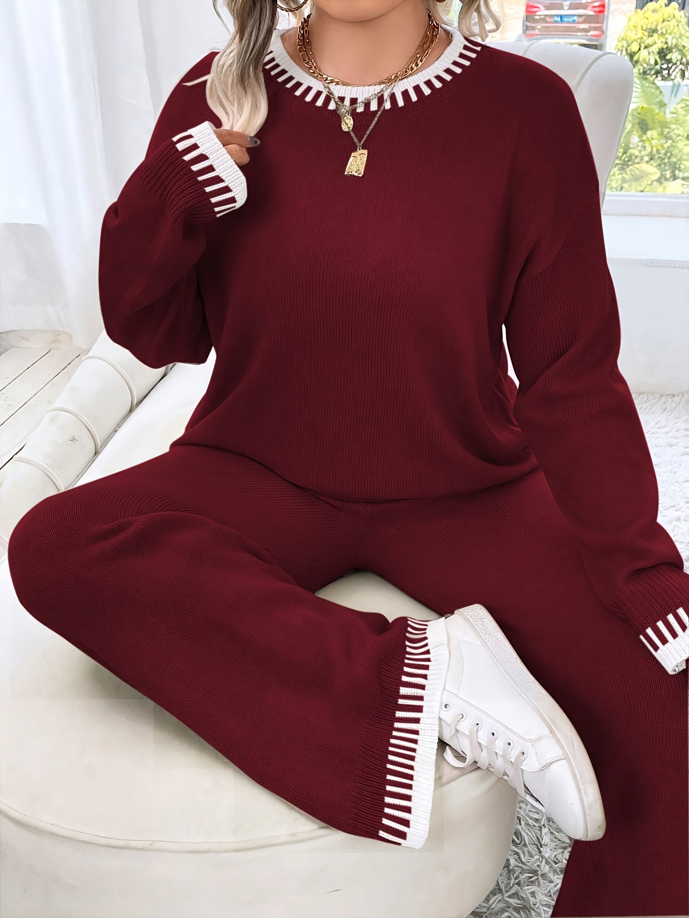 Plus Size Damen Outfit mit braunem Colorblock Sweater und Hose – Rundhals, Langarm, Stretch