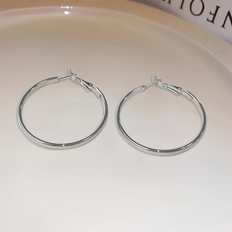 1 Pair Of Fashionable Minimalist Silveryhoop Hoop Earrings