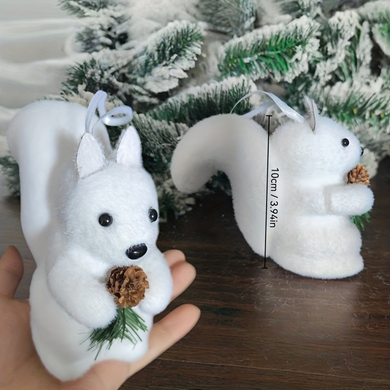 TEMU Ensemble de 2 décorations en peluche écureuil blanc - Ornements de sapin de Noël en PVC souple avec pommes de pin et verdure, sûrs pour de