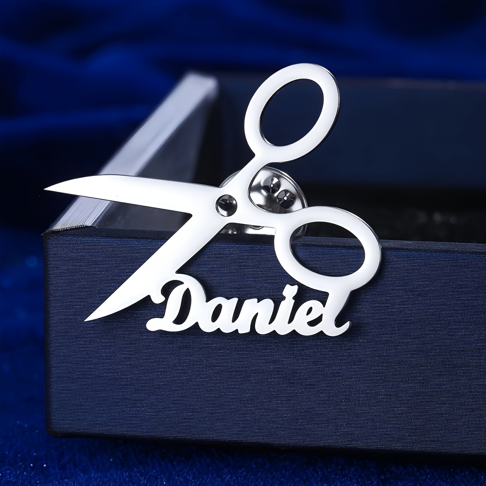 E-shop Individuelle Schere Namens Brosche, personalisierte minimalistische Friseurschere Anstecknadel, Edelstahl Namensschild Brosche, trendige