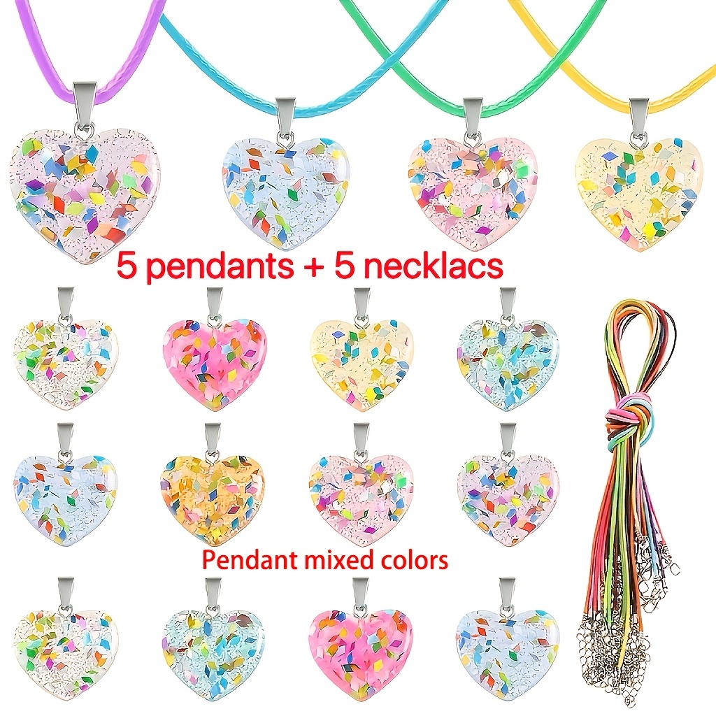 TEMU Lot de 5 pendentifs en résine de cœur multicolores, breloques de collier de cœur à paillettes avec chaînes colorées réglables, adaptés pour la