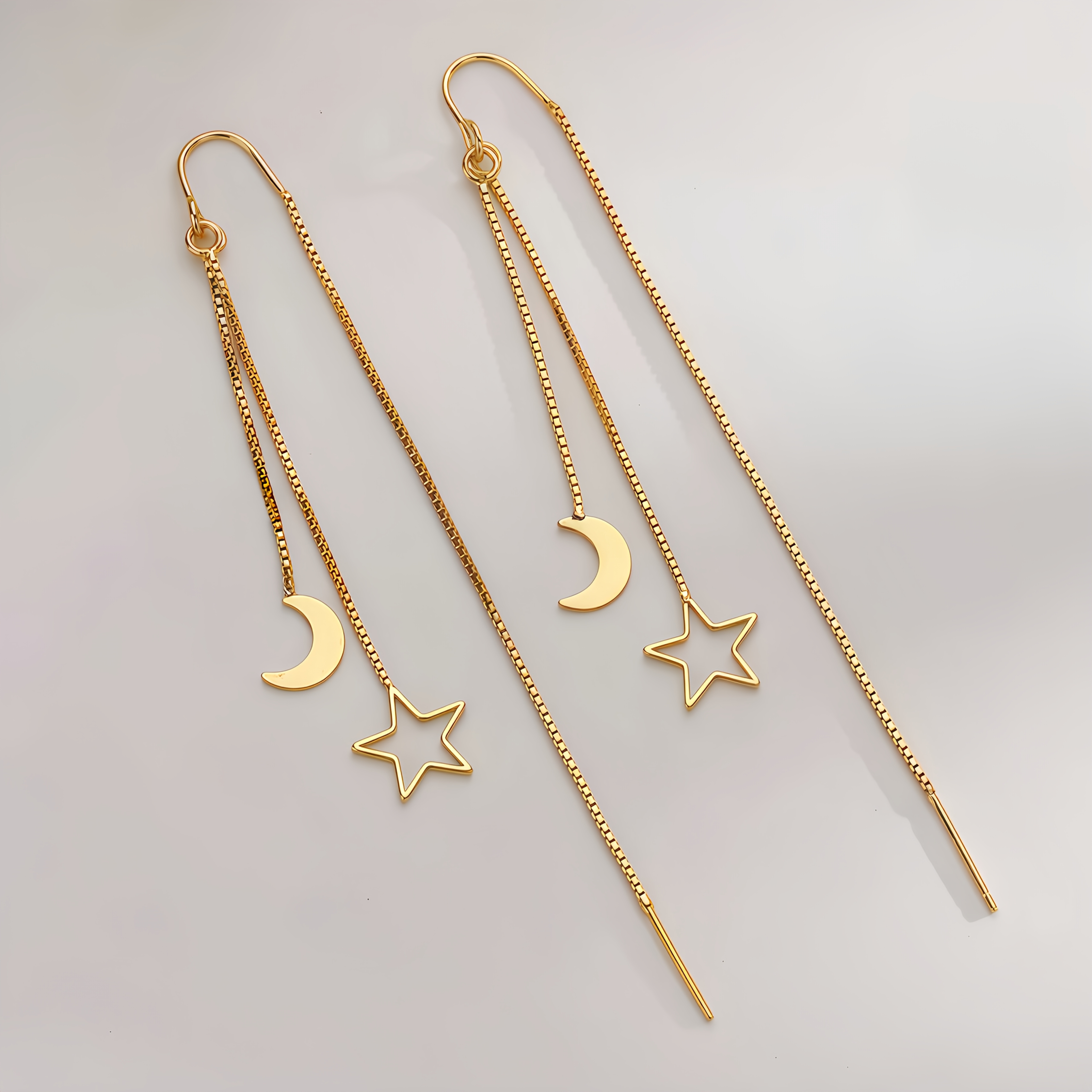 E-shop Ein Paar goldene, hypoallergene Schmetterlings-Quasten-Ohrringe. Koreanisch inspiriertes, leicht luxuriöses Nischen-Design, ätherische lange