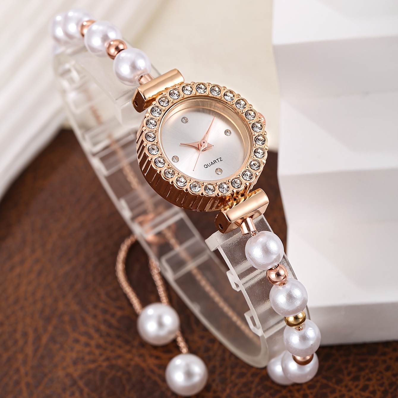 A Stylish And Easy Adjustable Quartz Watch with a Pearl Bead Bracelet, Perfect As a Graduation Gift for Students And an Ideal Present for Friends And Family