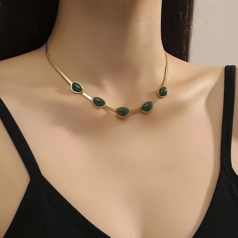 

Titanium Steel Blade Chain With Retro Emerald Green Bean Necklace, Women's Simple And Elegant Golden Collarbone Chain