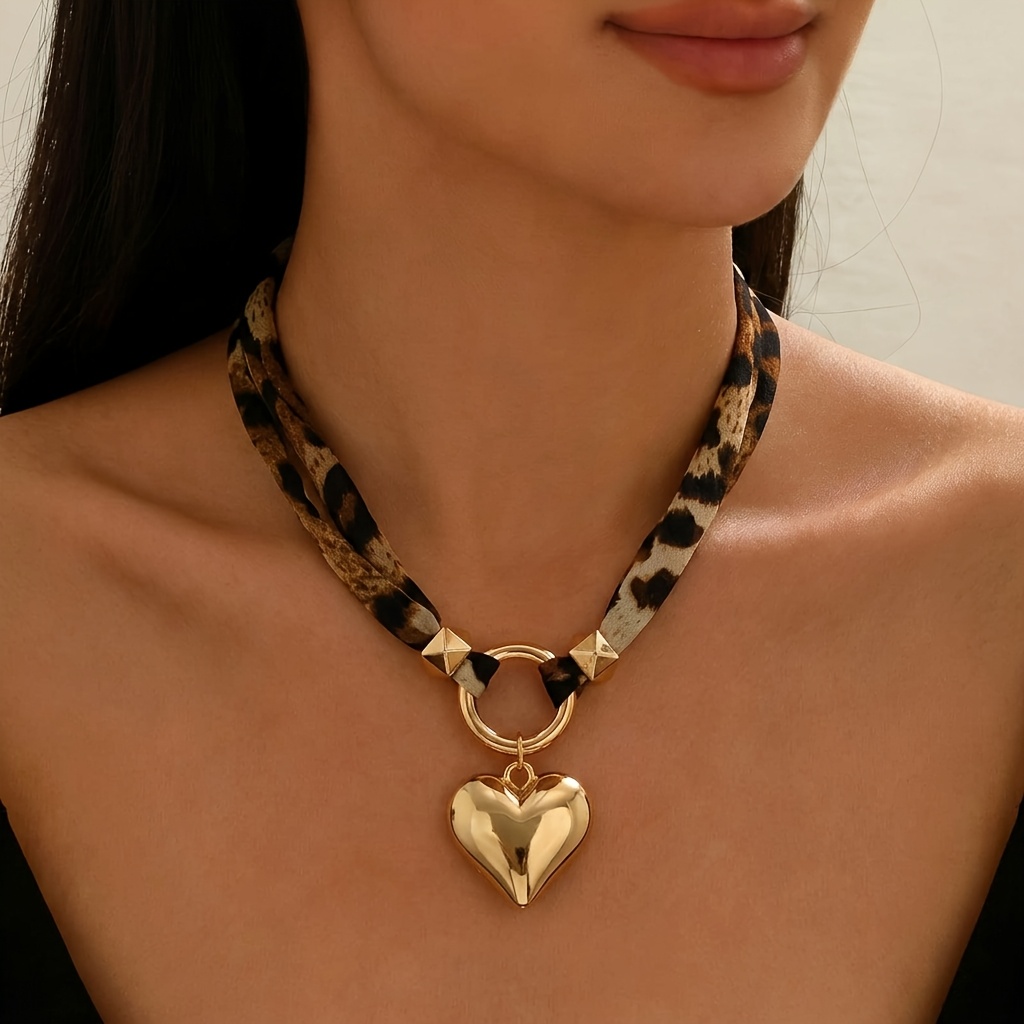TEMU 1pc Choker court à double épaisseur pour femme, imprimé léopard, assorti à un anneau de perles à coupe multifacette un pendentif cœur brillant