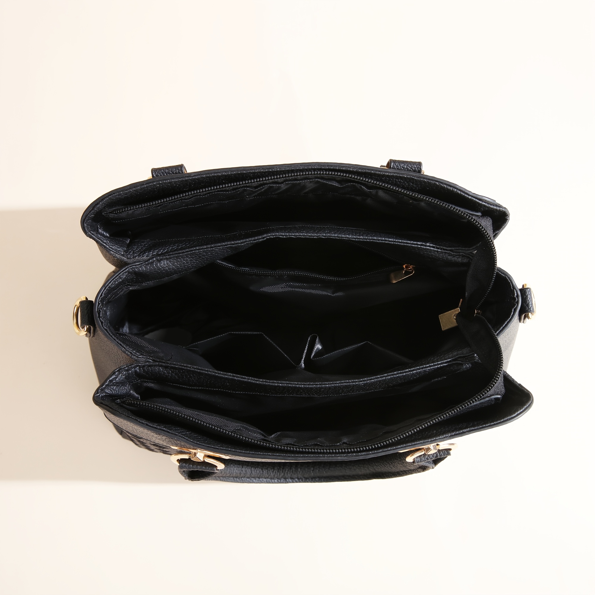 A New Stylish Shoulder Bag for Mom, Perfect for Family Gifts, Featuring a Trendy Crossbody Design with Letters, Ideal for Casual Outings.