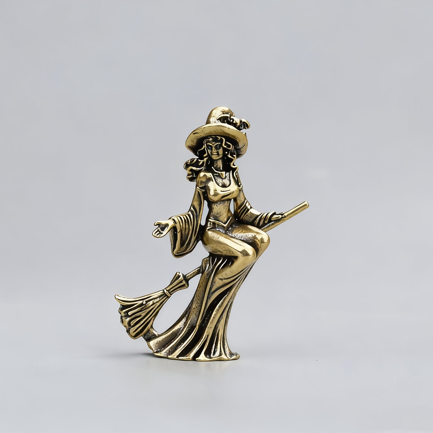 sammelfigur vintage messing   auf besenornament, antikisierte magische mädchen-skulptur, halloween-schreibtischdekor-bastelarbeit, kreatives kleines ornament