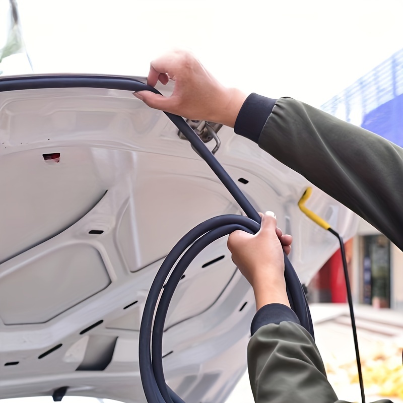 Skirta Suzuki Vitara automobiliui, ši automobilio durelių sandarinimo juosta užtikrina apsaugą nuo dulkių ir garso izoliaciją. Tai modifikavimo produktas, skirtas naudoti automobiliuose, įskaitant vibraciją slopinančius padėklus ir apsauginę garso izoliacijos juostas visam transporto priemonei.