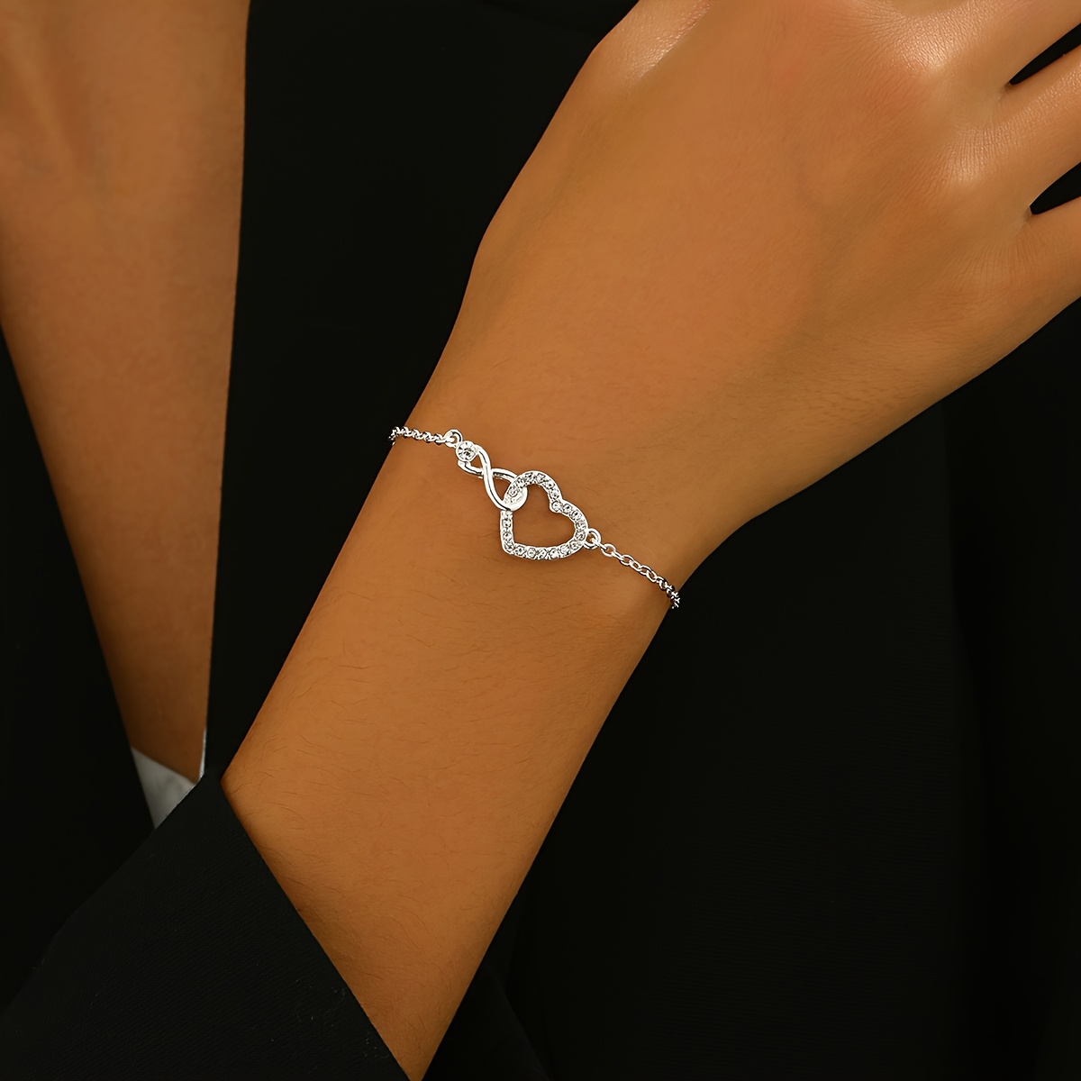E-shop Ein stilvolles Damenarmband mit Herz- und Unendlichkeits-Symbol, verziert mit Strasssteinen, verstellbar und als Geschenk zum Valentinstag