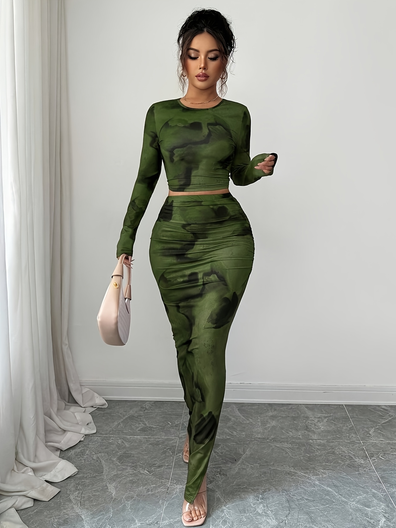 A Stylish Women'S Two-Piece Set Featuring an Elegant Round Neck Long-Sleeve T-Shirt with a Fitted Irregular Tie-Dye Pattern, Paired with a Form-Fitting Tie-Dye Long Skirt