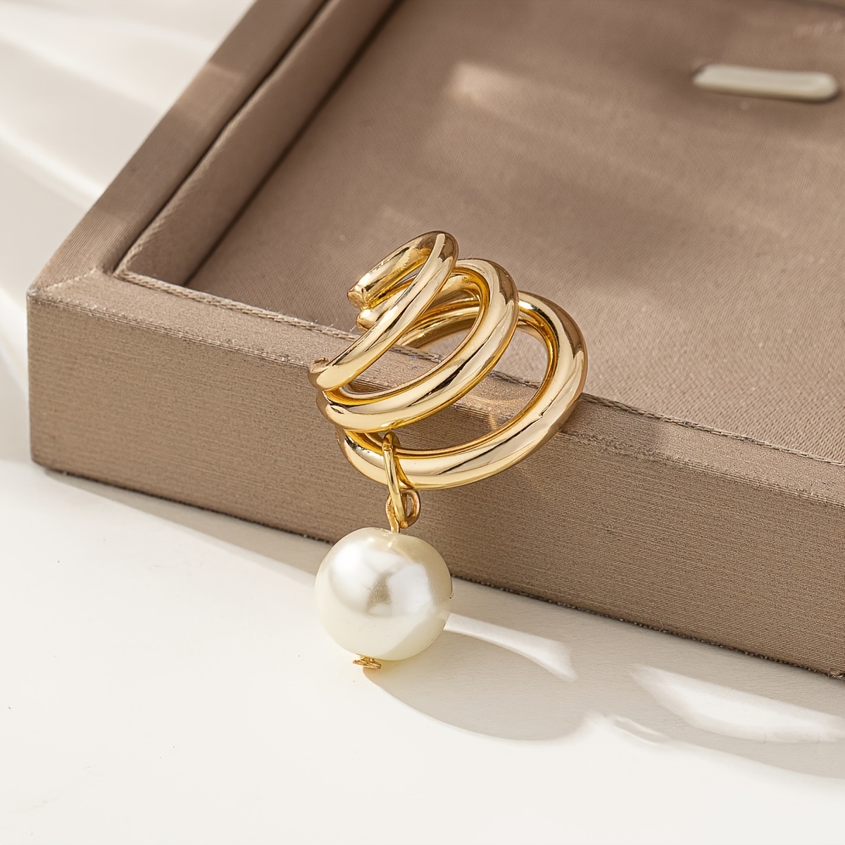 Single Minimalist Versatile High-end Pearl Pendant Hollow Ear Bone Clip